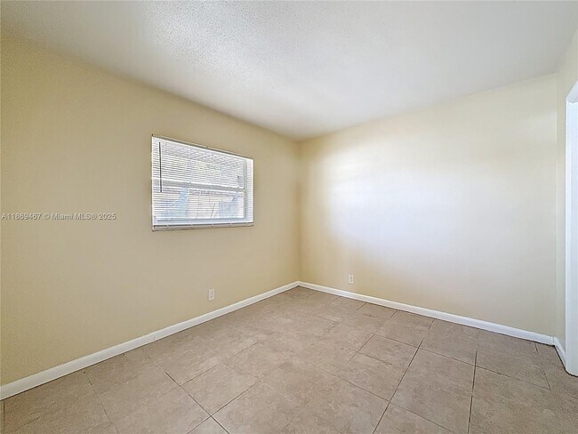 Foto del edificio - 240 NW 40th Ct