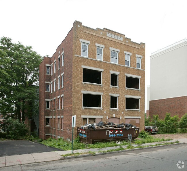 Building Photo - Deroy