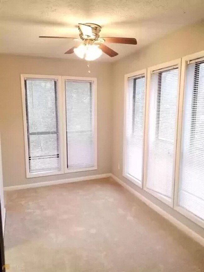 Foto del edificio - Room in 2 Bedroom Condo at Roberts Dr
