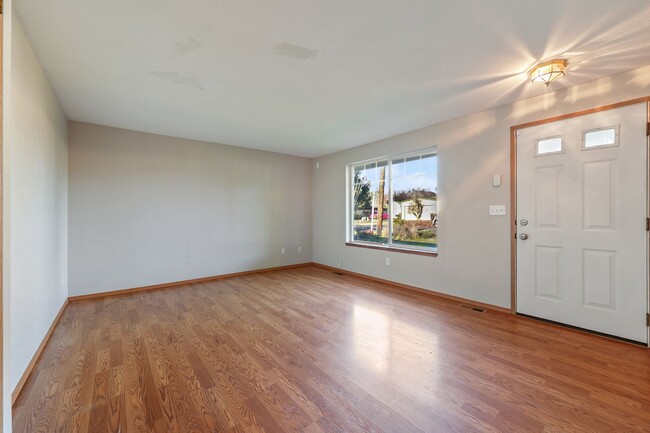 Foto del edificio - Great location with 3 bedrooms, office, 2 ...