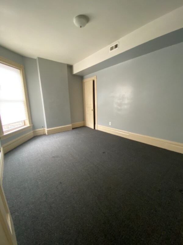 Foto del edificio - 615 E Pershing Rd