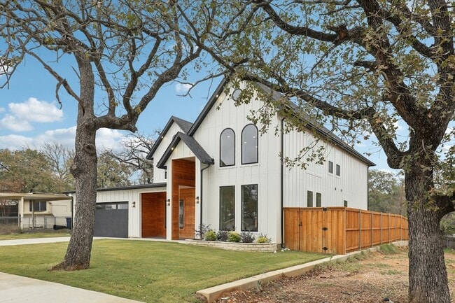 Building Photo - 1713 Highland Dr W