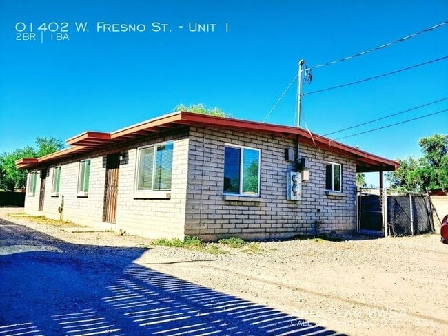 Building Photo - 2BR/1BA Duplex unit available now!