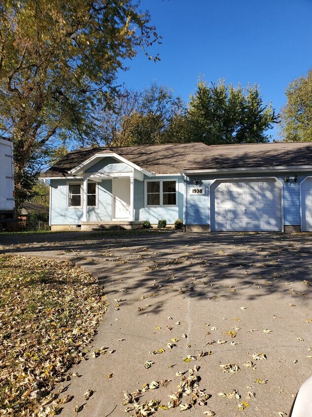 Primary Photo - 2 bdrm/1.5 bath with garage fenced in yard...