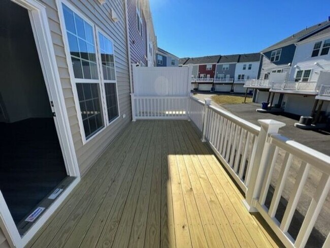 Building Photo - Gorgeous 4 bedroom, 3.5 bath, 3-level town...