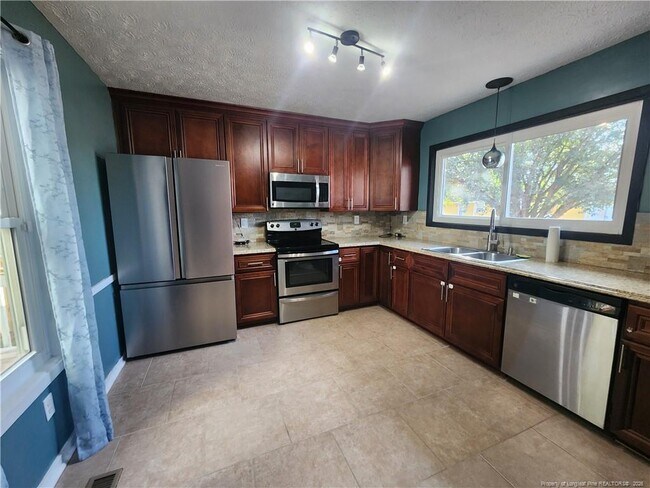 Foto del edificio - 6831 Candlewood Dr