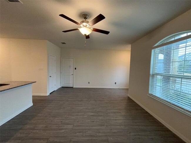 Foto del edificio - 2112 Silver Charm Ln