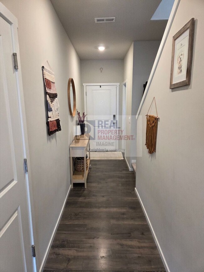 Foto del edificio - Check Out This Beautiful 4 Bedroom, 2.5 Bath Home!
