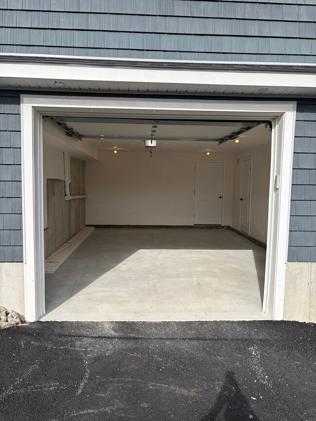 Building Photo - 93 Waterman Ave