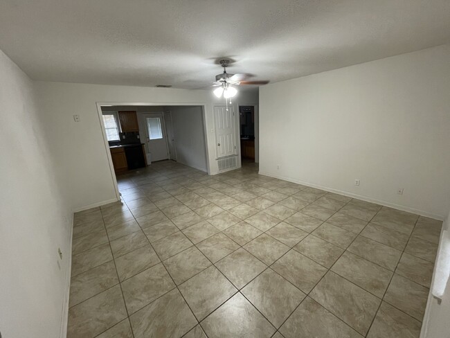 Building Photo - Gorgeous two bedroom/1 bathroom in Pleasan...