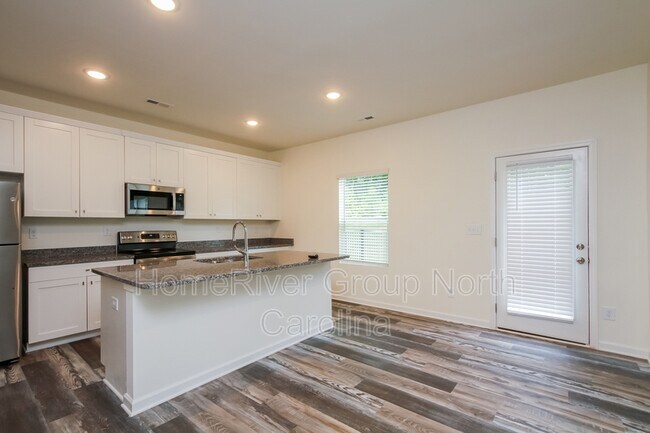 Building Photo - 113 Fosters Gln Pl