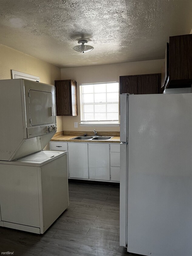 Building Photo - 2 br, 1 bath 4plex - 2415 Jaguar Dr Unit D
