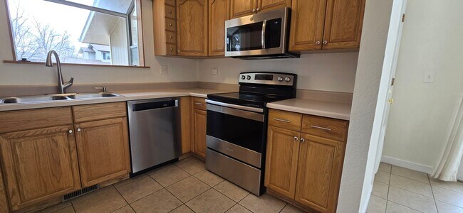 Building Photo - Charming Tri-Level 4-Bedroom on Corner Lot just steps to Waneka Lake & Coal Creek Trail