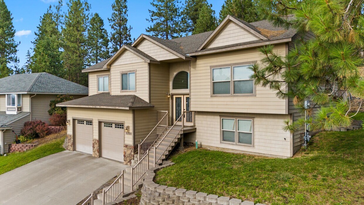 Primary Photo - MOVE IN SPECIAL! ¼ OFF OCTOBER RENT! Beaut...