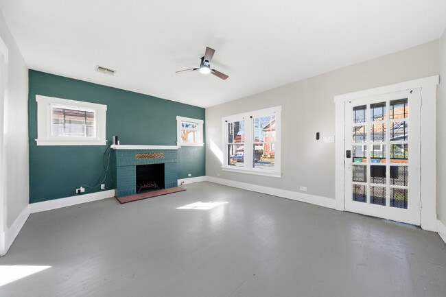 Building Photo - 122 Biering St