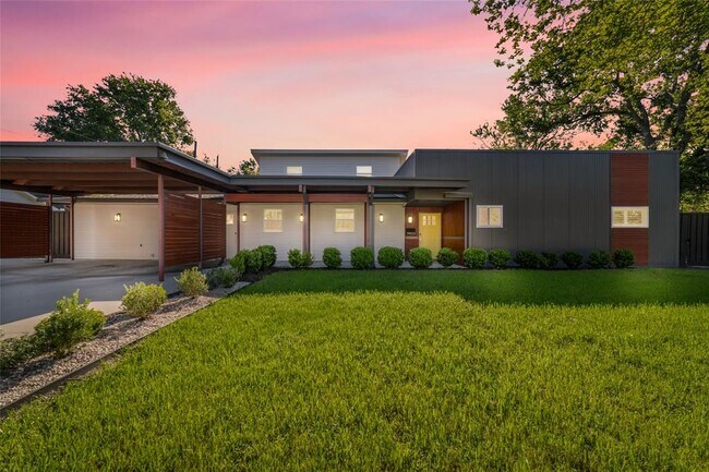 Building Photo - 9400 Spring Branch Dr