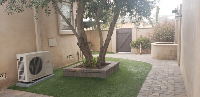 Foto del edificio - 1360 Landing Ave