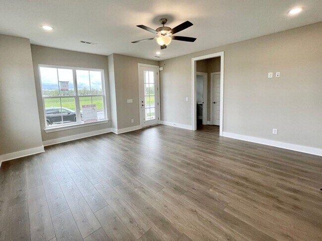 Building Photo - 3 Bed, 2.5 Bath Home w/ 2 Car Garage