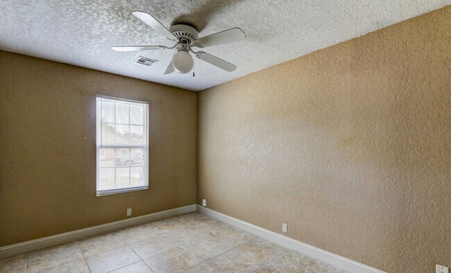 Building Photo - 3/2 bath Edmond!