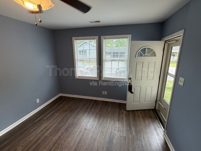 Building Photo - 704 Pinehaven Dr