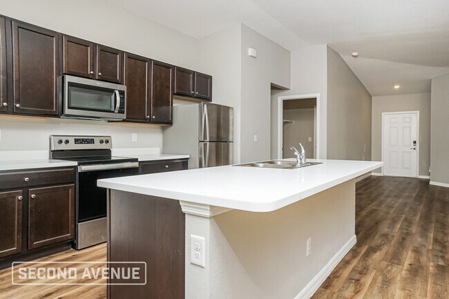 Foto del edificio - 18396 Moonshadow Ave.