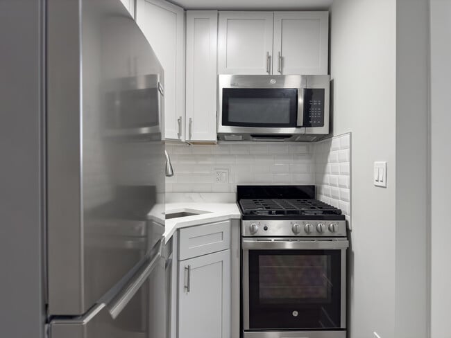 Building Photo - 510 W Belmont Ave