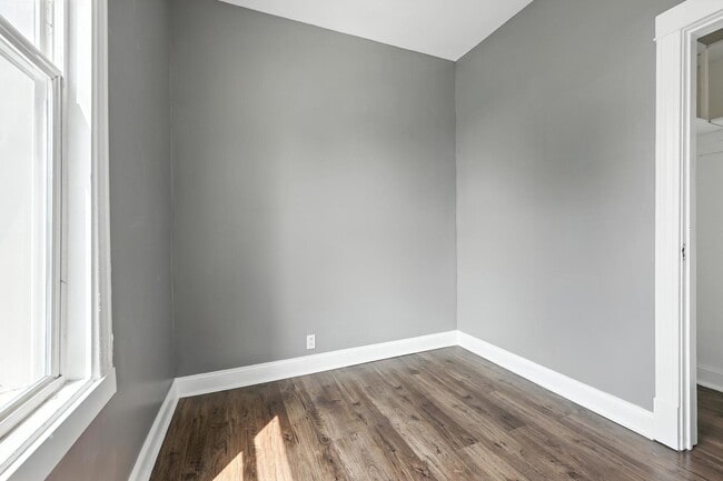 Foto del edificio - 1227 Clarence Ave