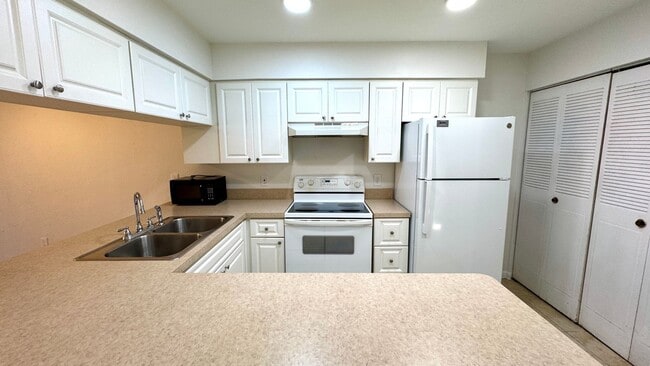 Foto del edificio - Spacious Townhome  - Internet - Casablanca East!