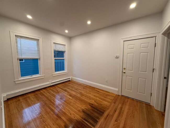 Building Photo - 37 Oak St