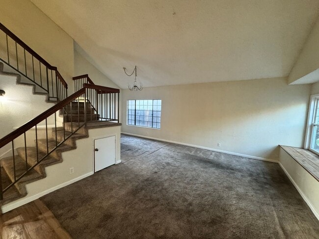 Foto del edificio - Elegant 4-Bed, 3-Bath Two-Story Home with Spacious Backyard and Private Downstairs Suite