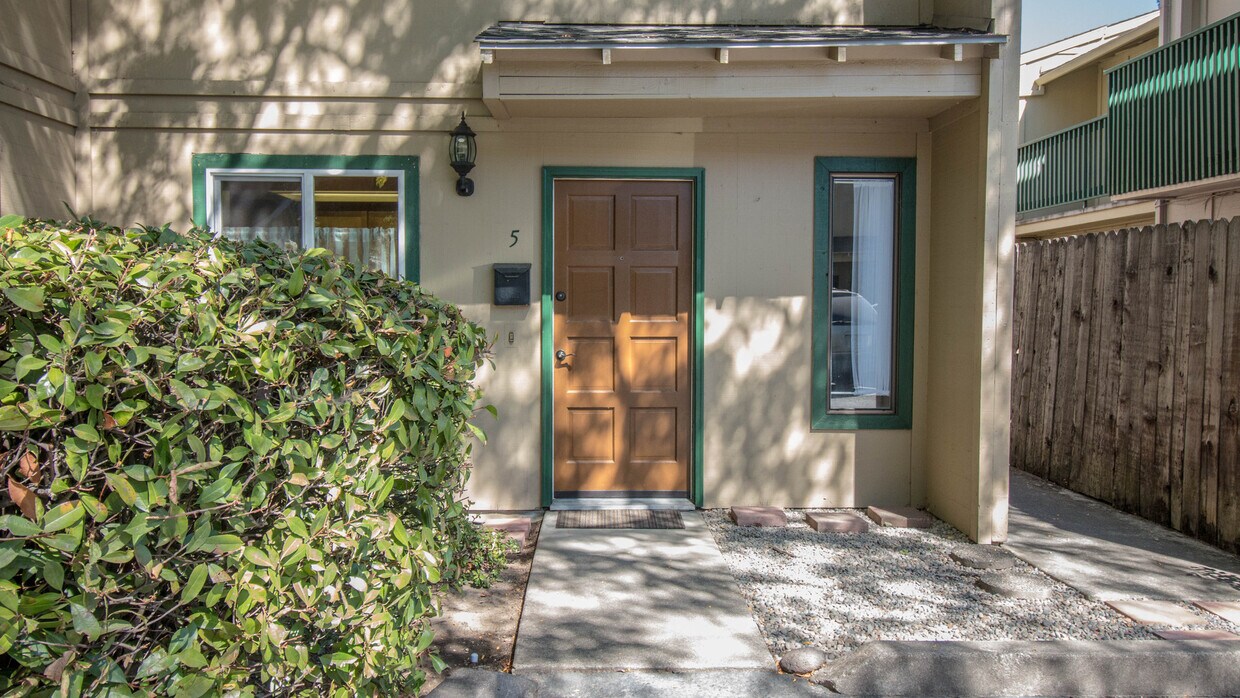 Primary Photo - Beautifully Upgraded Condo