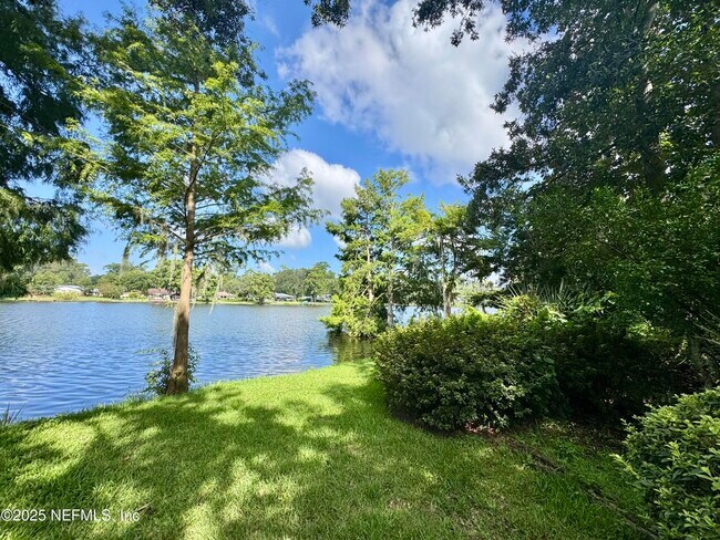Foto del edificio - 1692 E Holly Oaks Lake Rd