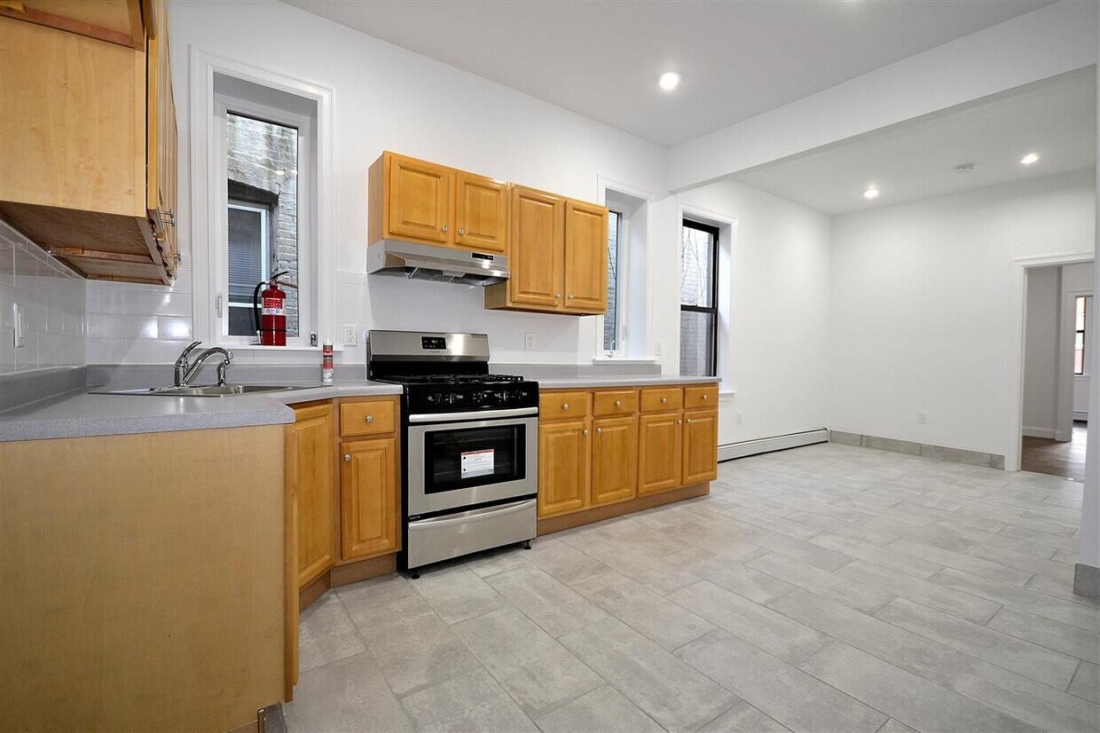 Primary Photo - 322 56th St