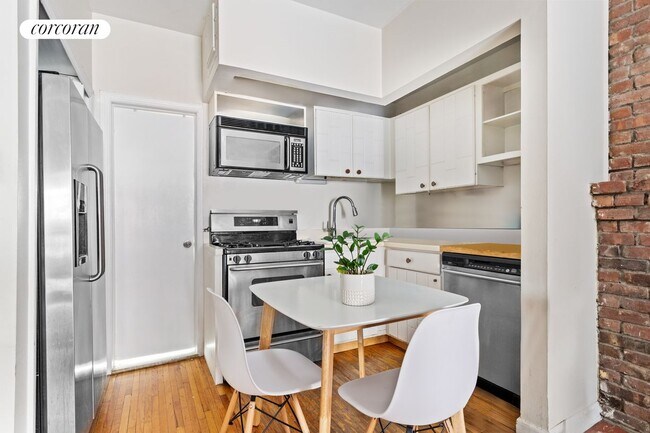 Building Photo - 242 W 72nd St
