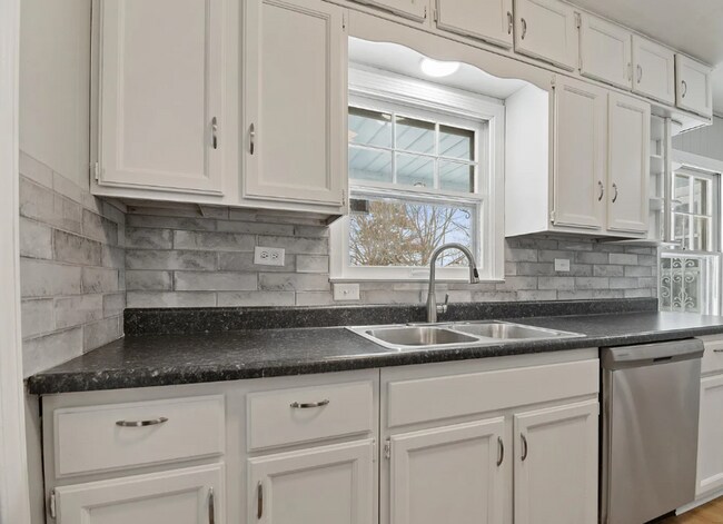 Foto del edificio - Welcome home to this beautiful 3-bedroom, 2-bathroom with Bonus room located Northeast Wichita.