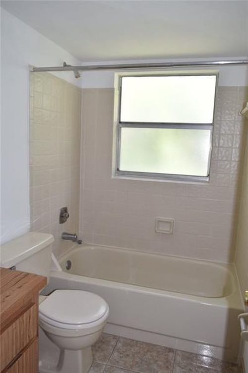 Building Photo - 848 Twin Lakes Dr