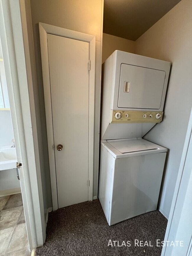 Building Photo - 960 W Moreno Ave