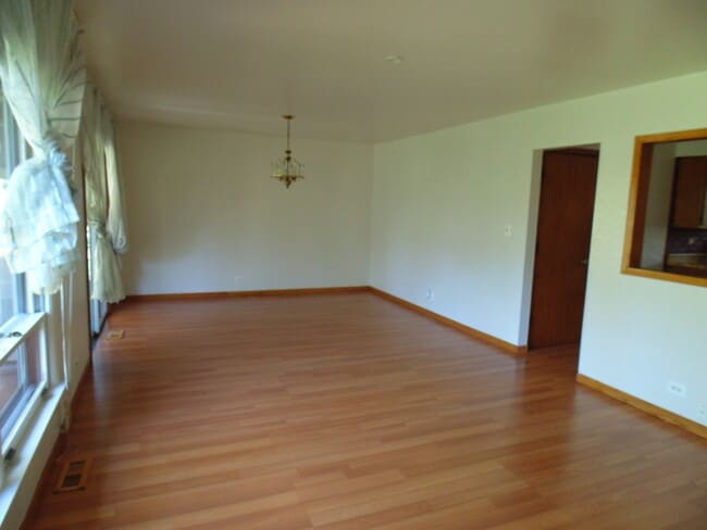 Building Photo - 212 Sumac Ln
