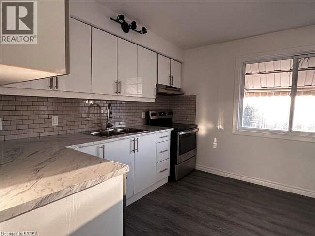 Photo du bâtiment - 73 Fourth Ave