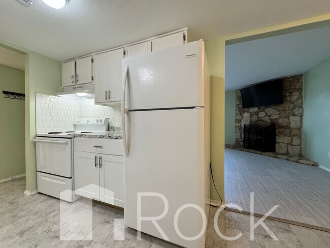 Foto del edificio - 2 Bedroom Townhome with All Appliances Included!