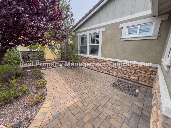 Building Photo - AVAILABLE NOW - Nice Home in Sierra Meadow...