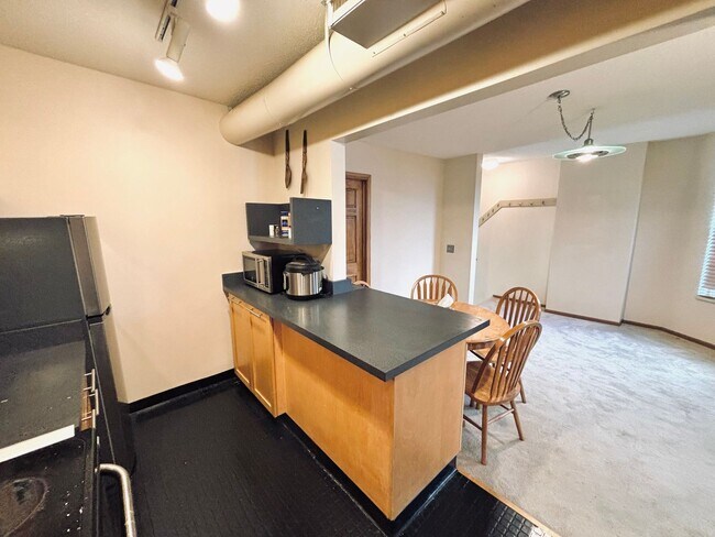 Building Photo - FURNISHED!! 2bed/1bath Condo Right Near Th...