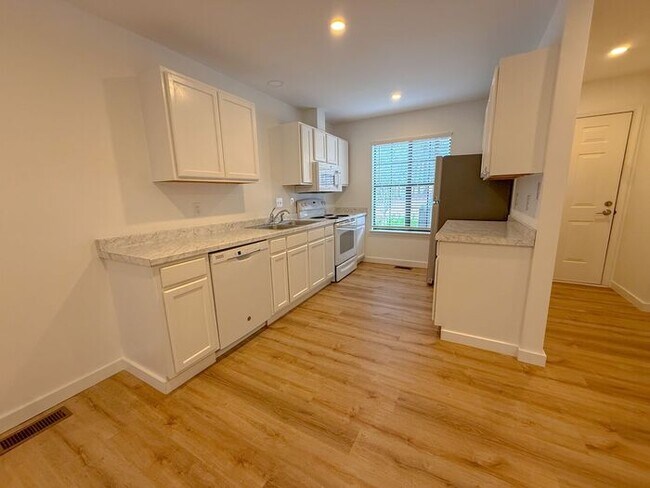 Foto del edificio - Welcome to this beautifully updated 2-bedroom, 2.5-bath lakeside condo in the highly sought-after...