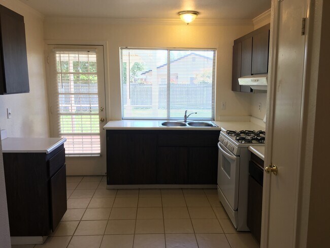 Building Photo - Single Level 3 bedroom 2 bath House ~