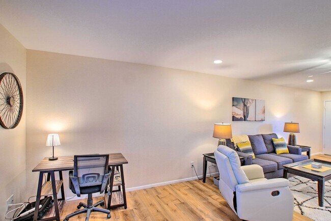 Building Photo - 4303 E Cactus Rd