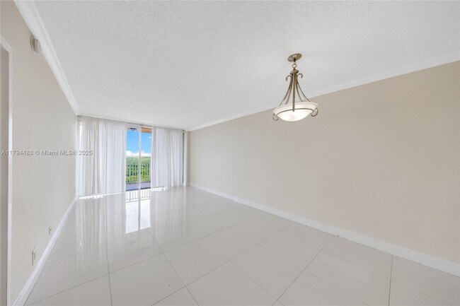 Foto del edificio - 2450 NE 135th St