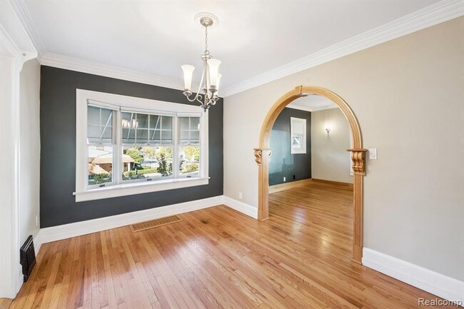 Building Photo - 624 E Main St