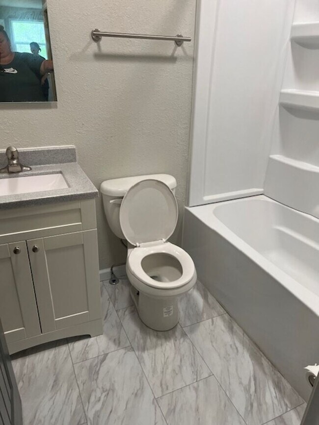 Building Photo - 4 Bedroom 2 bath house