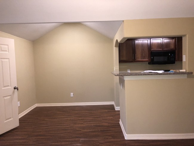 Dining area - 4711 Averill St