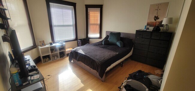 Foto del edificio - See YT Video Tour!  Just Renovated Apt in ...